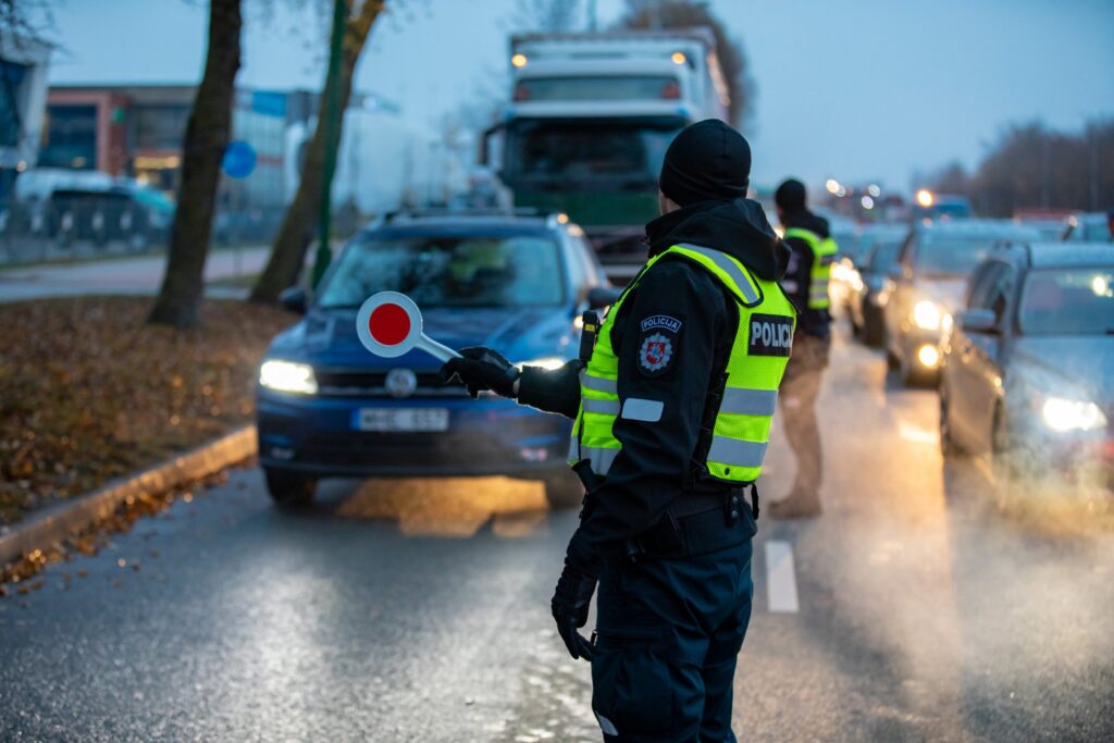 policijos pareigunas reidas spustis ruduo kamstis automobiliai stop kontrole