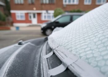 priekinis automobilio stiklas uzdengtas burbuline plevele