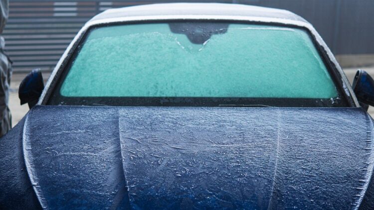 uzsales priekinis automobilio langas apledejes