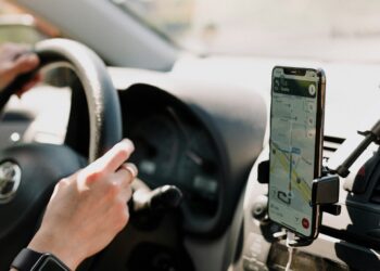 vairuotojas vairuoja automobili mobilusis telefonas google maps