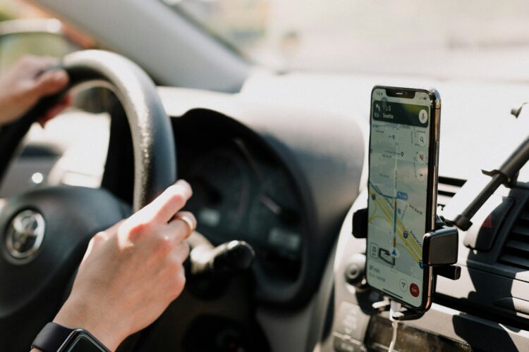 vairuotojas vairuoja automobili mobilusis telefonas google maps