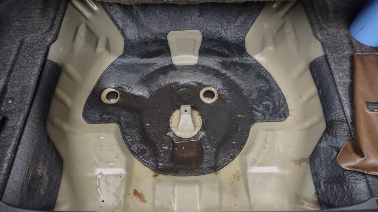 vanduo automobilio bagazineje