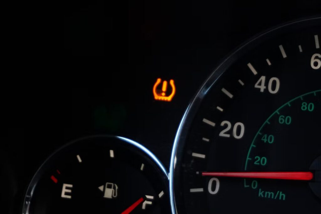 Ar keičiant padangas reikia keisti TPMS daviklius? 2 zemas padangu slegis ispejamoji lempute