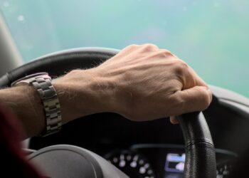 zmogaus ranka vairas automobilis