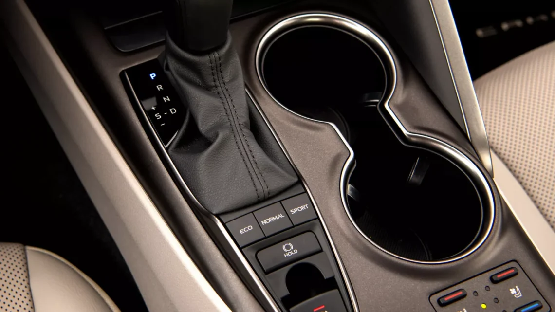 Keturios automatinės dėžės, kurių geriau vengti perkant naudotą automobilį – remontas gali viršyti jo kainą 1 2021 Toyota Camry XSE automatine greiciu deze