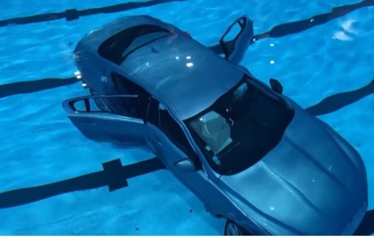 Automobilis nuskendęs viešame baseine Prancūzijoje