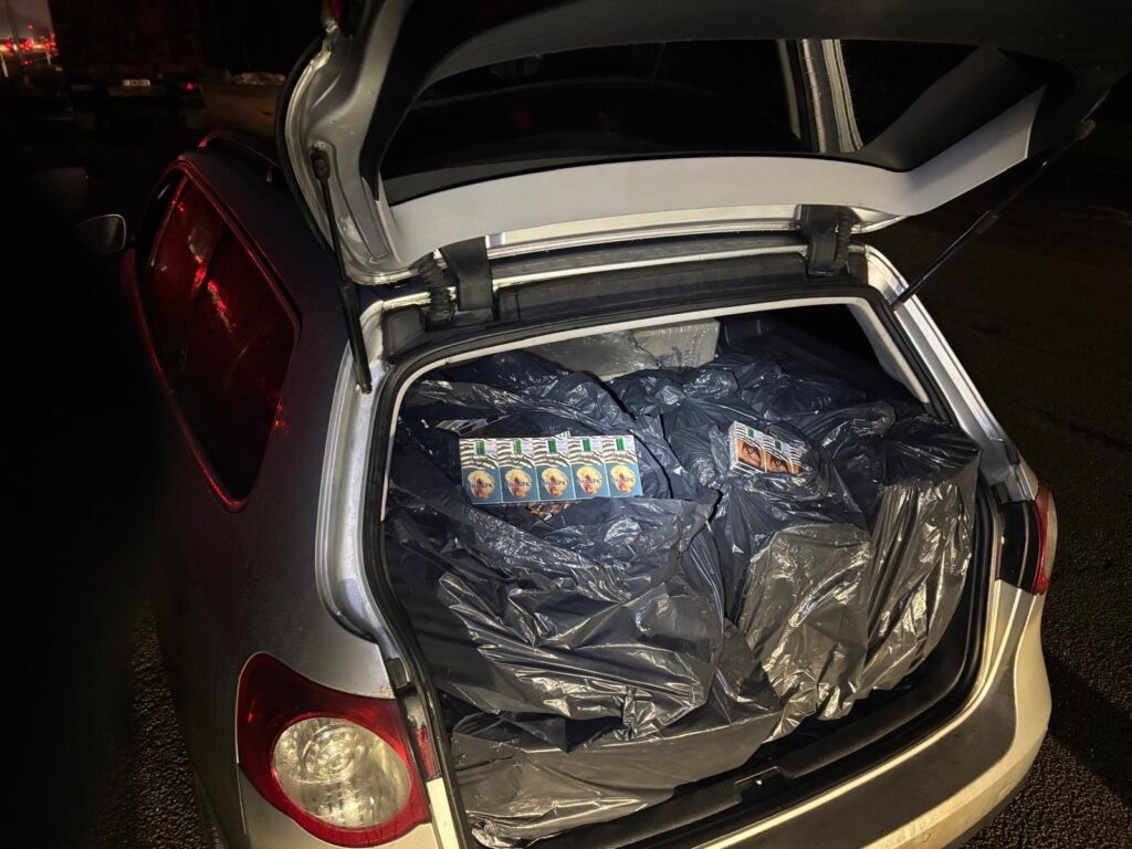 Automobilyje VW Passat rasti nelegalūs cigarečių blokai