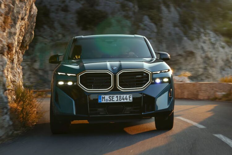 BMW uždirba milijardus, bet praranda veidą? Legendos kritika naujam dizainui 1 BMW XM