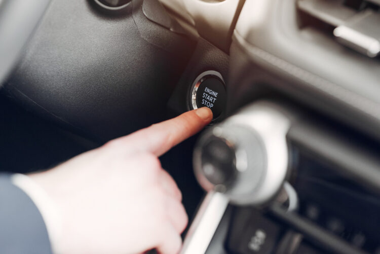 Gražus ir elegantiškas vyras automobilių salone automobilio paleidimas variklio uzvedimas