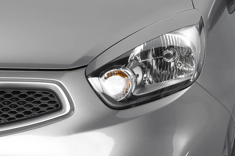 Maži automobiliai, kurie tarnauja 20 metų: patikimiausi modeliai pagal reitingus 1 Kia Picanto priekinis zibintas