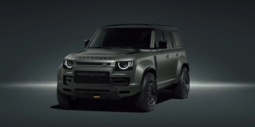 Ne „Toyota“ ir ne „Jeep“: štai kuris visureigis tapo geriausiu 2025 m. 2 Land Rover Defender Octa