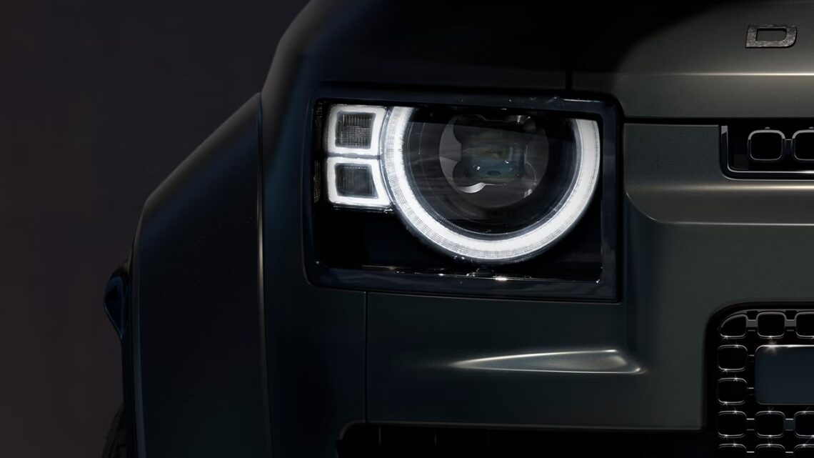 5 automobiliai, kurių geriau nepirkti 2026-aisiais – „Consumer Reports" verdiktas 1 Land Rover Defender Octa priekinis zibintas