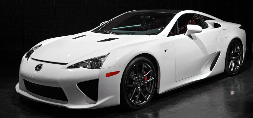 Lexus LFA superautomobilis iš šono