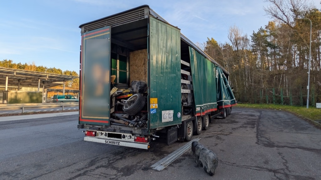 Lietuvos vilkikas sulaikytas Lenkijoje: Taip vežami automobiliai tapo „atliekomis“ – pasekmės vežėjui skaudžios 2 Lietuvos vilkikas sulaikytas Lenkijoje Taip vežami automobiliai tapo atliekomis pasekmės vežėjui skaudžios 1