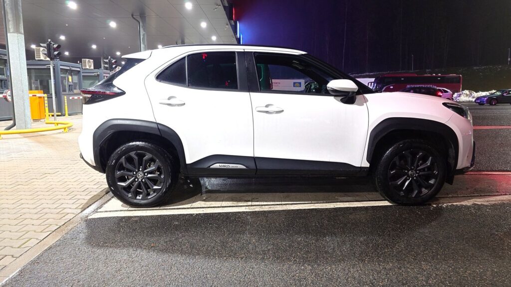 Medininkų pasienio punkte tikrinamas automobilis Toyota Yaris Cross