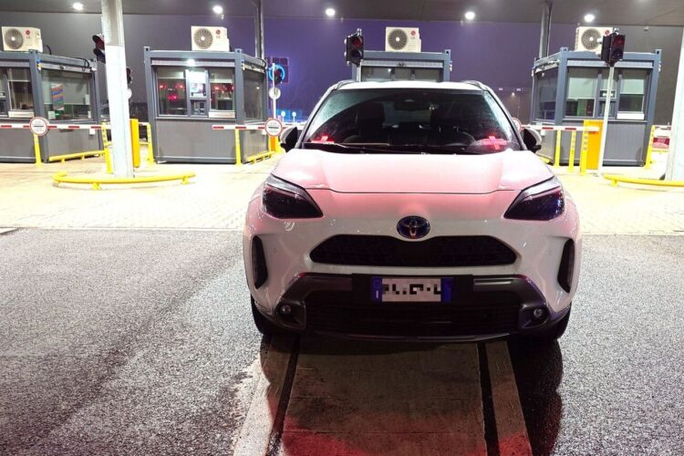 Medininkų pasienio punkte tikrinamas automobilis Toyota Yaris Cross