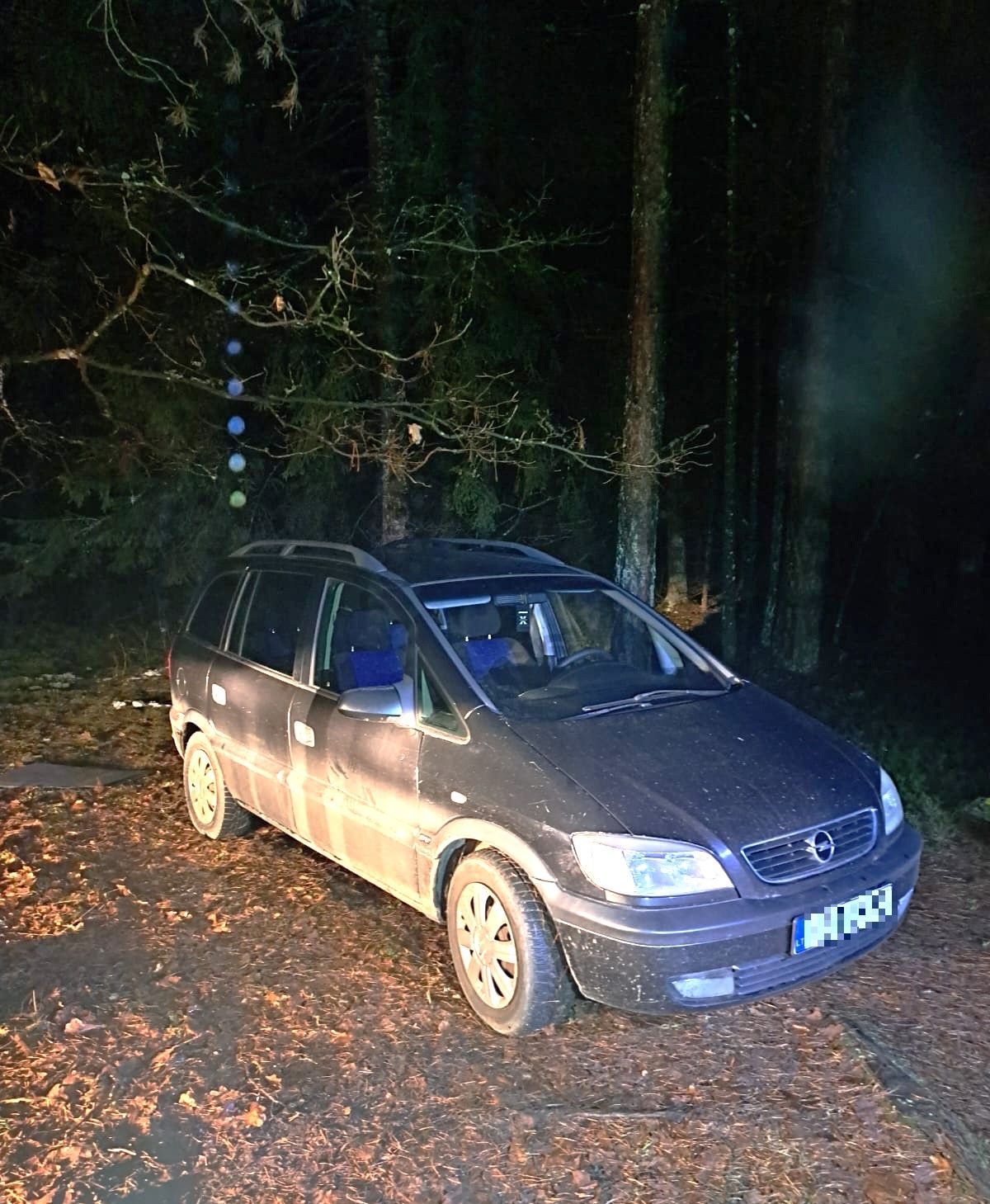 Miške paliktas automobilis su nelegalių rūkalų kroviniu