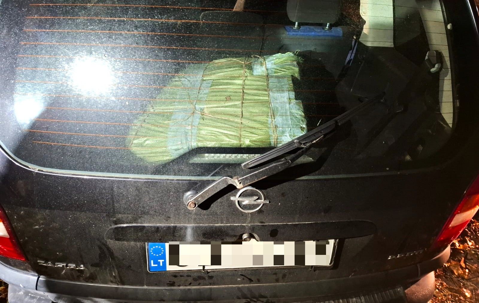 Miške paliktas automobilis su nelegalių rūkalų kroviniu