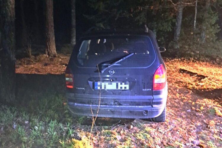 Įvažiuoji automobiliu į mišką? Vieno ženklo nebuvimas dar nereiškia, kad tai leidžiama 1 Miške paliktas automobilis su nelegalių rūkalų kroviniu