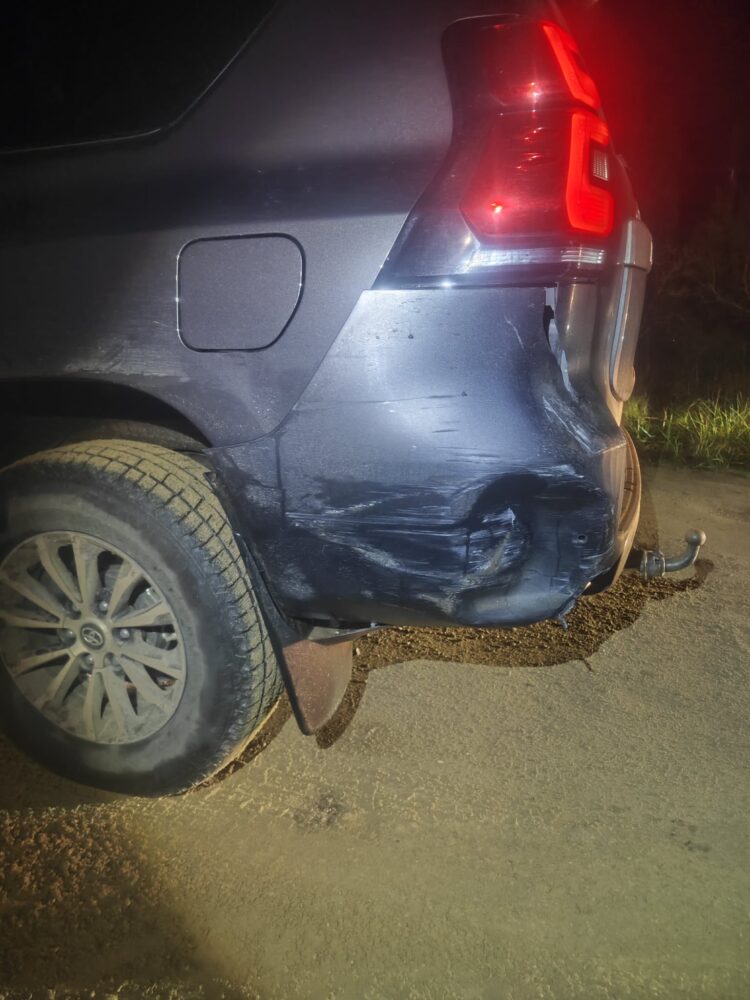 Pasieniečių tarnybinis automobilis Toyota Land Cruiser naktį