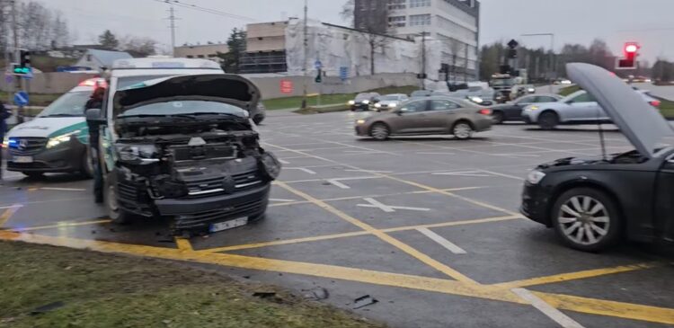 Policijos autobusiukas po avarijos Vilniuje