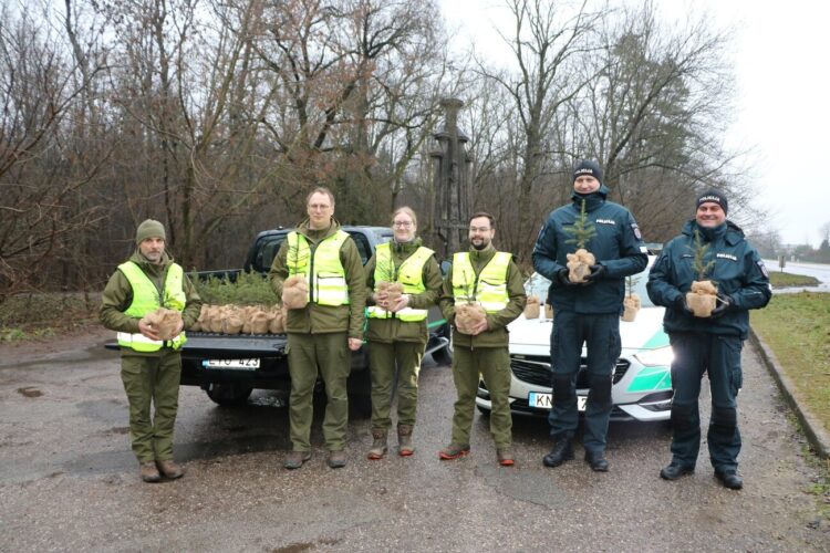 Policijos pareigūnai dalina kalėdines eglutes vairuotojams