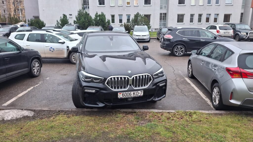 Svečias iš Baltarusijos su BMW X6 prie poliklinikos užėmė dvi vietas ar leidžiama taip parkuoti 1