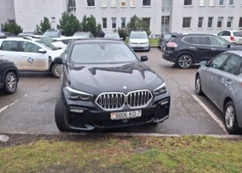 Svečias iš Baltarusijos su BMW X6 prie poliklinikos užėmė dvi vietas ar leidžiama taip parkuoti 1