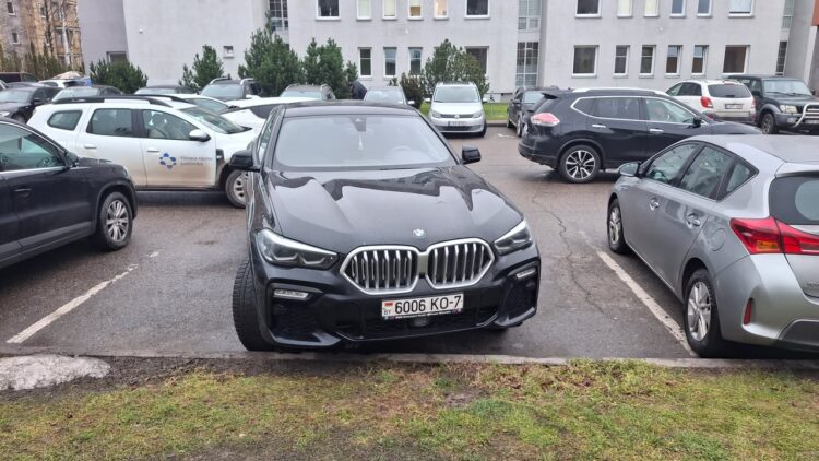 Svečias iš Baltarusijos su BMW X6 prie poliklinikos užėmė dvi vietas ar leidžiama taip parkuoti 1