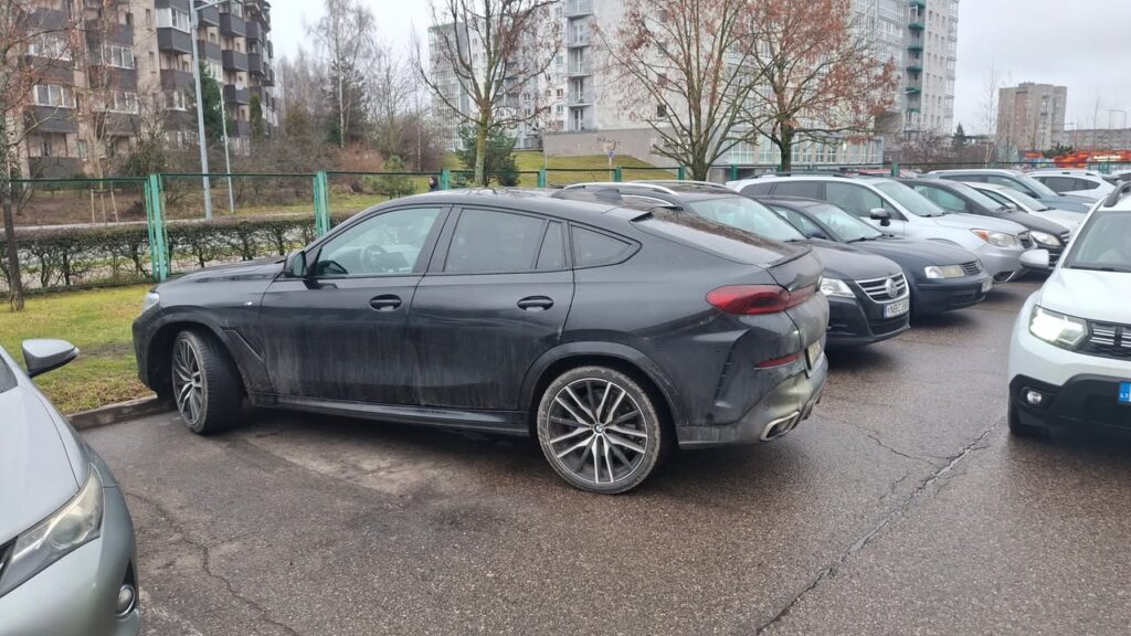 Svečias iš Baltarusijos su BMW X6 prie poliklinikos užėmė dvi vietas ar leidžiama taip parkuoti 2