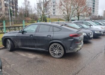 Svečias iš Baltarusijos su BMW X6 prie poliklinikos užėmė dvi vietas ar leidžiama taip parkuoti 2