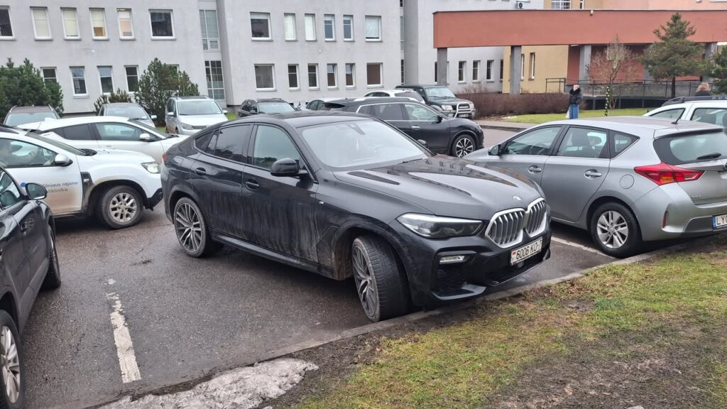 Svečias iš Baltarusijos su BMW X6 prie poliklinikos užėmė dvi vietas ar leidžiama taip parkuoti 3