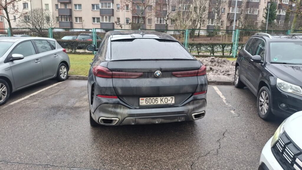 Svečias iš Baltarusijos su BMW X6 prie poliklinikos užėmė dvi vietas ar leidžiama taip parkuoti 4