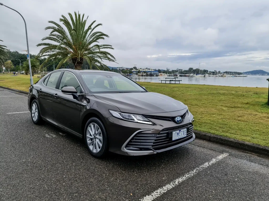 5 šiuolaikinės Toyota, kurios realiai pasiekia 320 000 km be rimtų gedimų 6 Toyota Camry Hybrid 2021