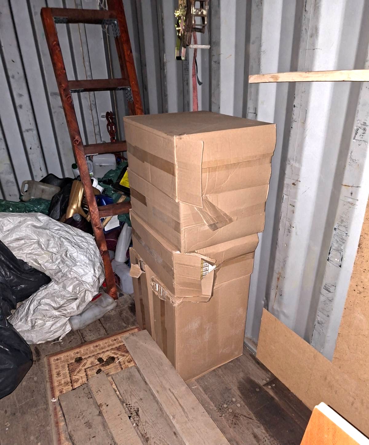 VSAT pareigūnai atlieka kratą dėl kontrabandinių cigarečių