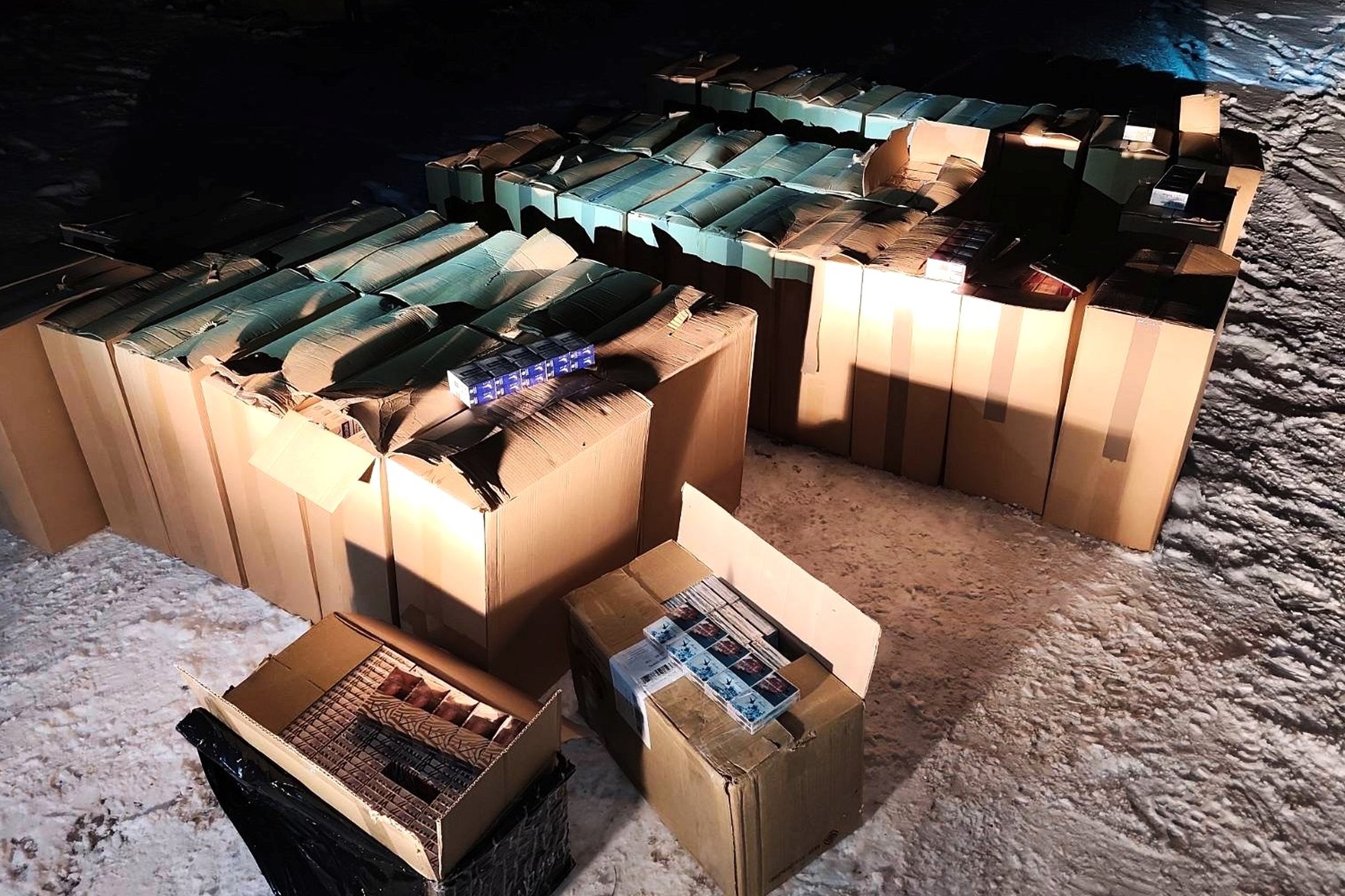VSAT pareigūnai atlieka kratą dėl kontrabandinių cigarečių