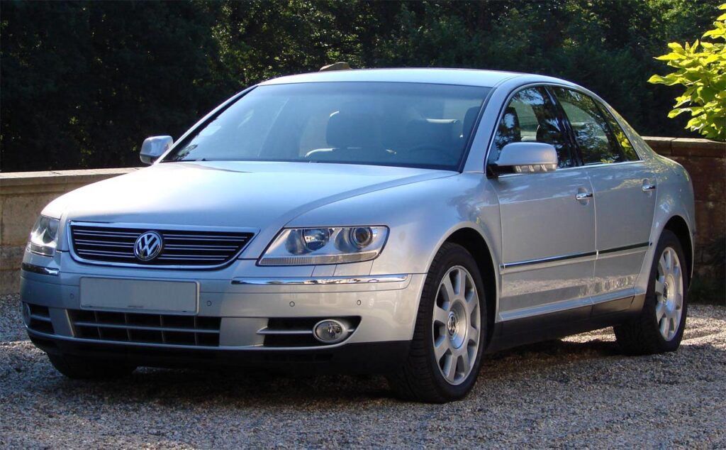 Volkswagen Phaeton prabangus sedanas stovėjimo aikštelėje