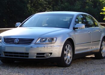 Volkswagen Phaeton prabangus sedanas stovėjimo aikštelėje