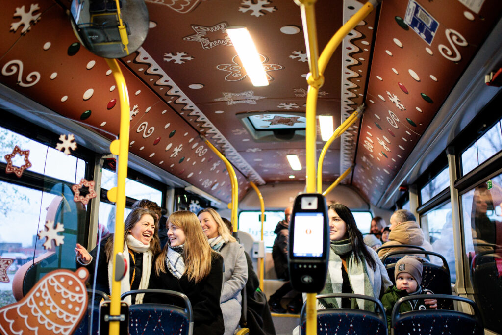 Vilniaus Kalėdinis autobusas miesto centre