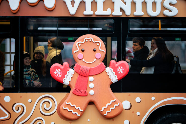 Vilniaus Kalėdinis autobusas miesto centre