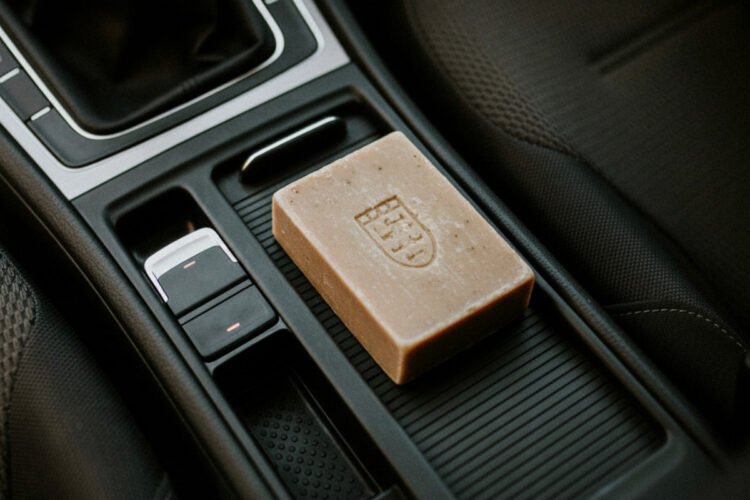 automobilio salonas centrine panele ukinis muilas