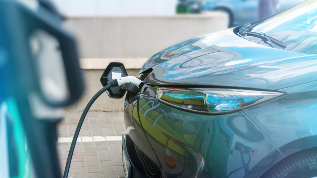 ikrovimo stoteleje ikraunamas elektromobilis