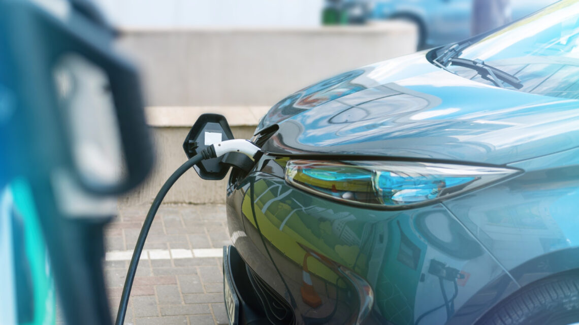 ikrovimo stoteleje ikraunamas elektromobilis