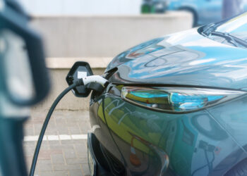 ikrovimo stoteleje ikraunamas elektromobilis