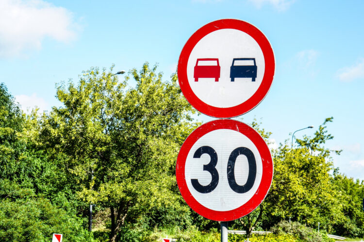 kelio zenklas greicio apribojimas 30 km pe valanda lenkti draudziama