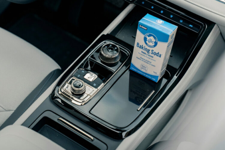 maistine soda automobilyje ant centrines konsoles