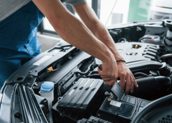 mechanikas atidarytas automobilio variklio dangtis akumuliatorius