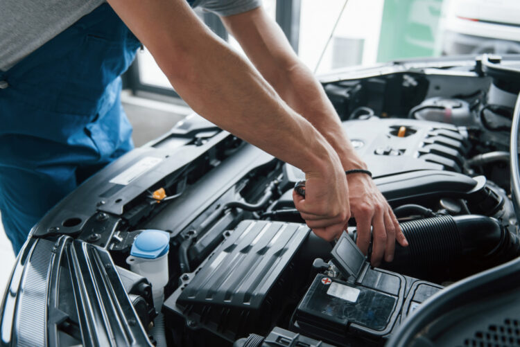 mechanikas atidarytas automobilio variklio dangtis akumuliatorius
