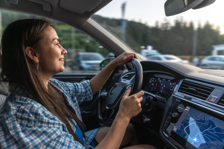 moteris vairuoja elektromobili