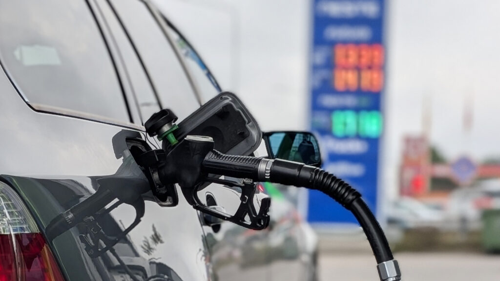 pilamas-dyzelinas-i-automobilio-baka-degalineje degalų kaina